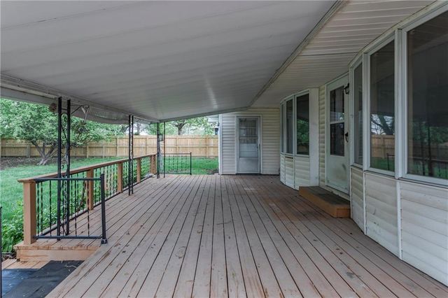 881 E 1st Street, Peculiar, MO 64078