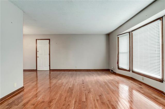 881 E 1st Street, Peculiar, MO 64078