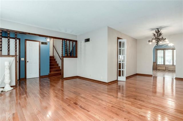 881 E 1st Street, Peculiar, MO 64078
