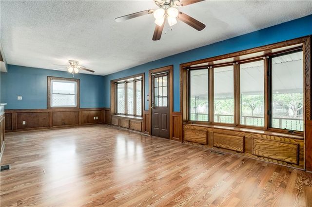 881 E 1st Street, Peculiar, MO 64078