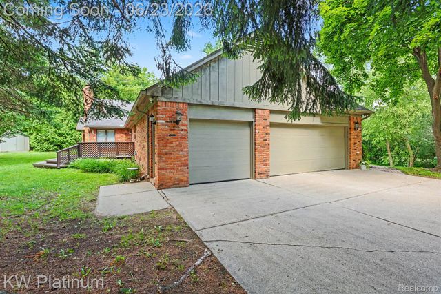 41945 Hillview Drive, Sterling Heights, MI 48314