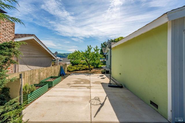 370 W M St, Benicia, CA 94510