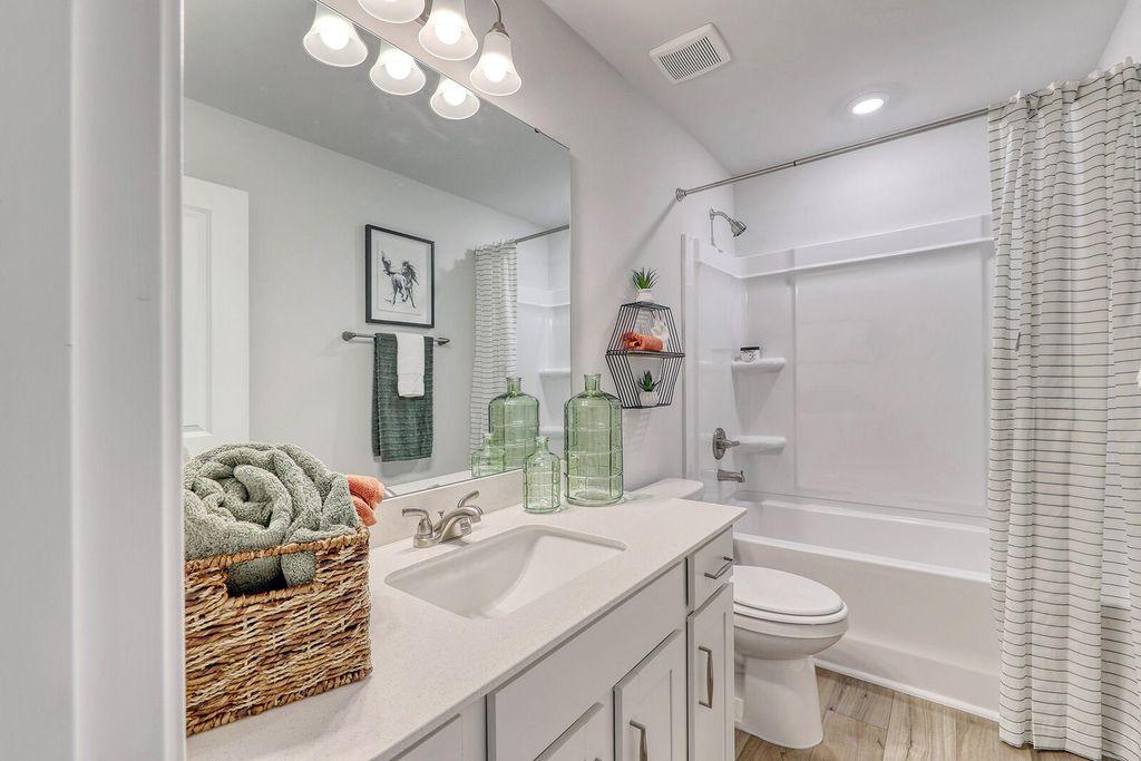 Image 15 of property listing at 528 O'Leary Circle, Summerville, SC 29483