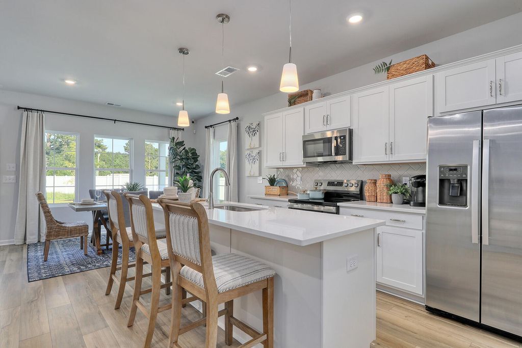 Image 4 of property listing at 528 O'Leary Circle, Summerville, SC 29483