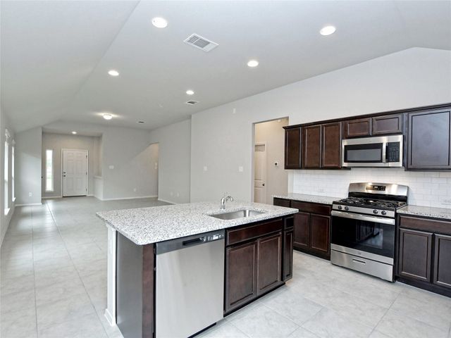 208 Trailside LN, Bastrop, TX 78602