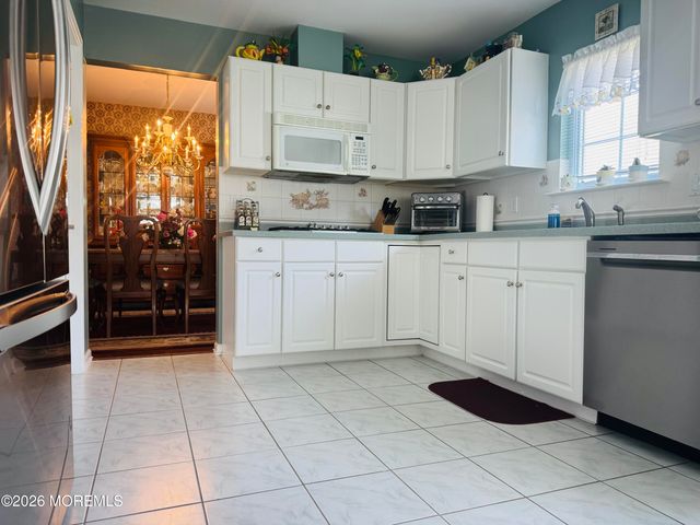 18 Skyline Drive, Lakewood, NJ 08701