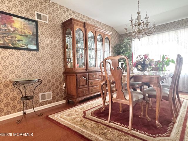 18 Skyline Drive, Lakewood, NJ 08701