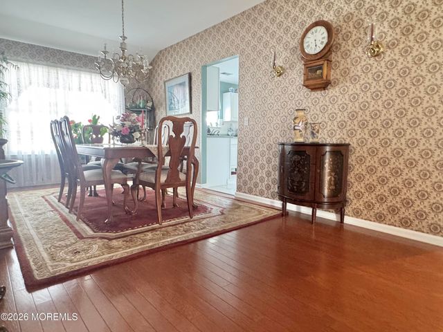 18 Skyline Drive, Lakewood, NJ 08701