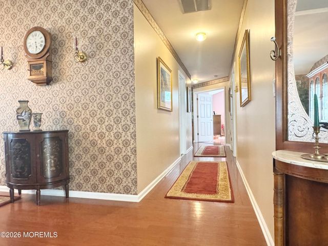 18 Skyline Drive, Lakewood, NJ 08701