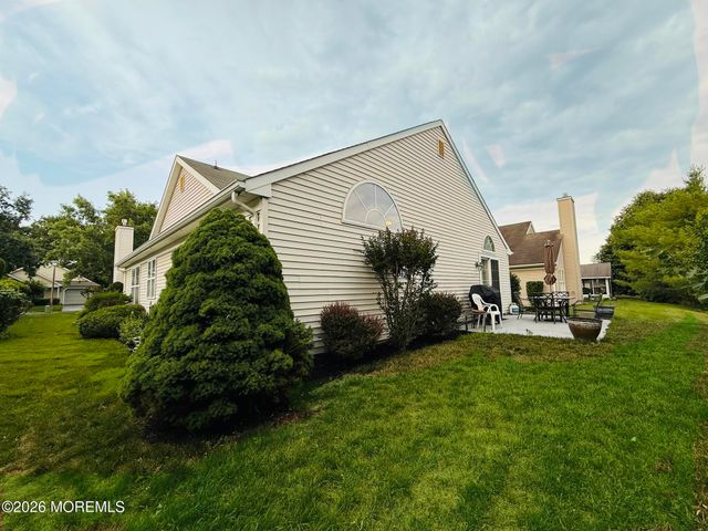 18 Skyline Drive, Lakewood, NJ 08701