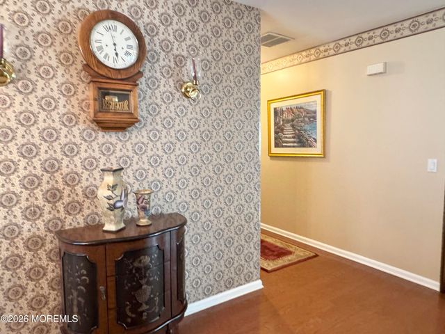 18 Skyline Drive, Lakewood, NJ 08701