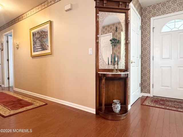 18 Skyline Drive, Lakewood, NJ 08701