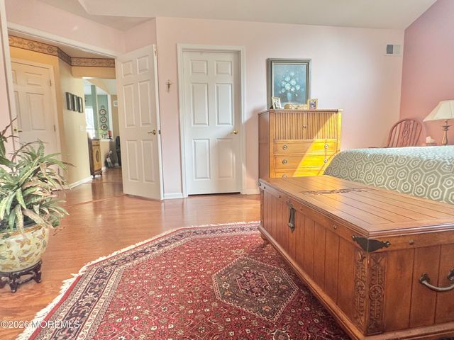18 Skyline Drive, Lakewood, NJ 08701