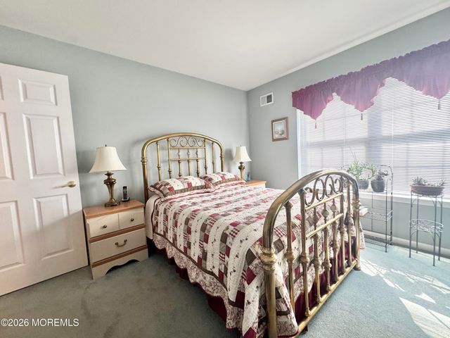 18 Skyline Drive, Lakewood, NJ 08701