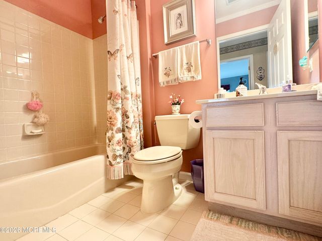 18 Skyline Drive, Lakewood, NJ 08701