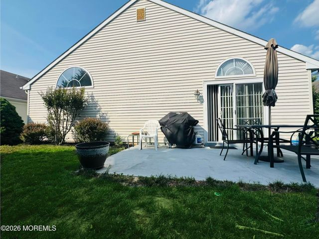 18 Skyline Drive, Lakewood, NJ 08701