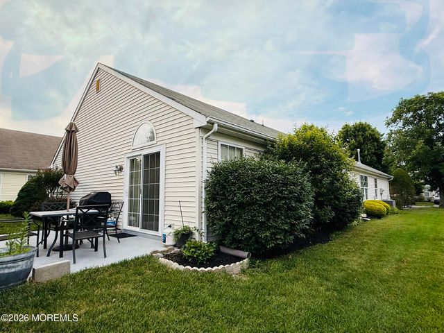 18 Skyline Drive, Lakewood, NJ 08701