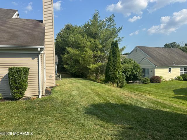 18 Skyline Drive, Lakewood, NJ 08701