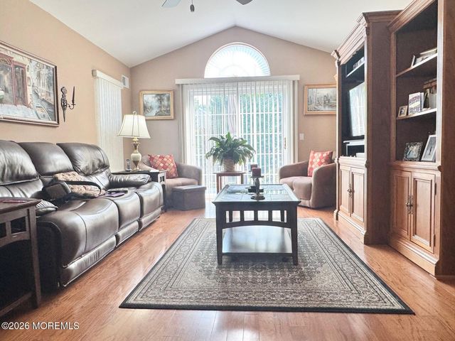 18 Skyline Drive, Lakewood, NJ 08701