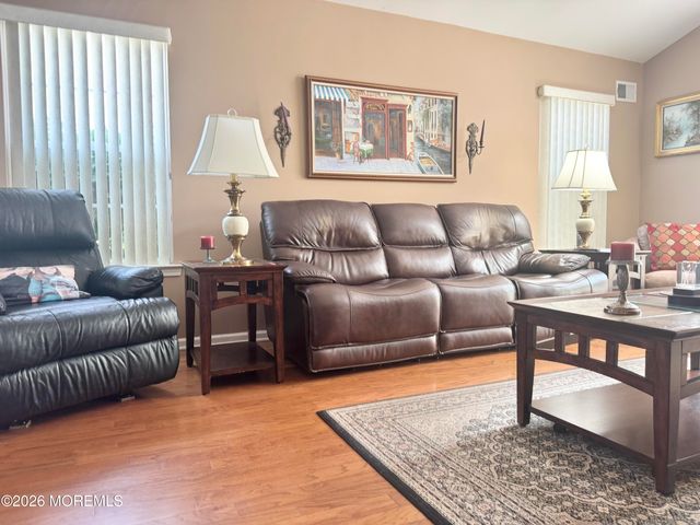 18 Skyline Drive, Lakewood, NJ 08701