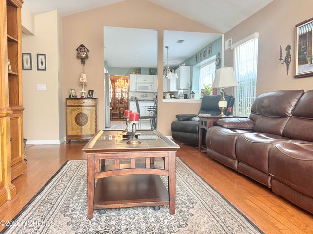 18 Skyline Drive, Lakewood, NJ 08701