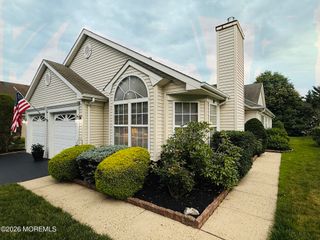 18 Skyline Drive, Lakewood, NJ 08701