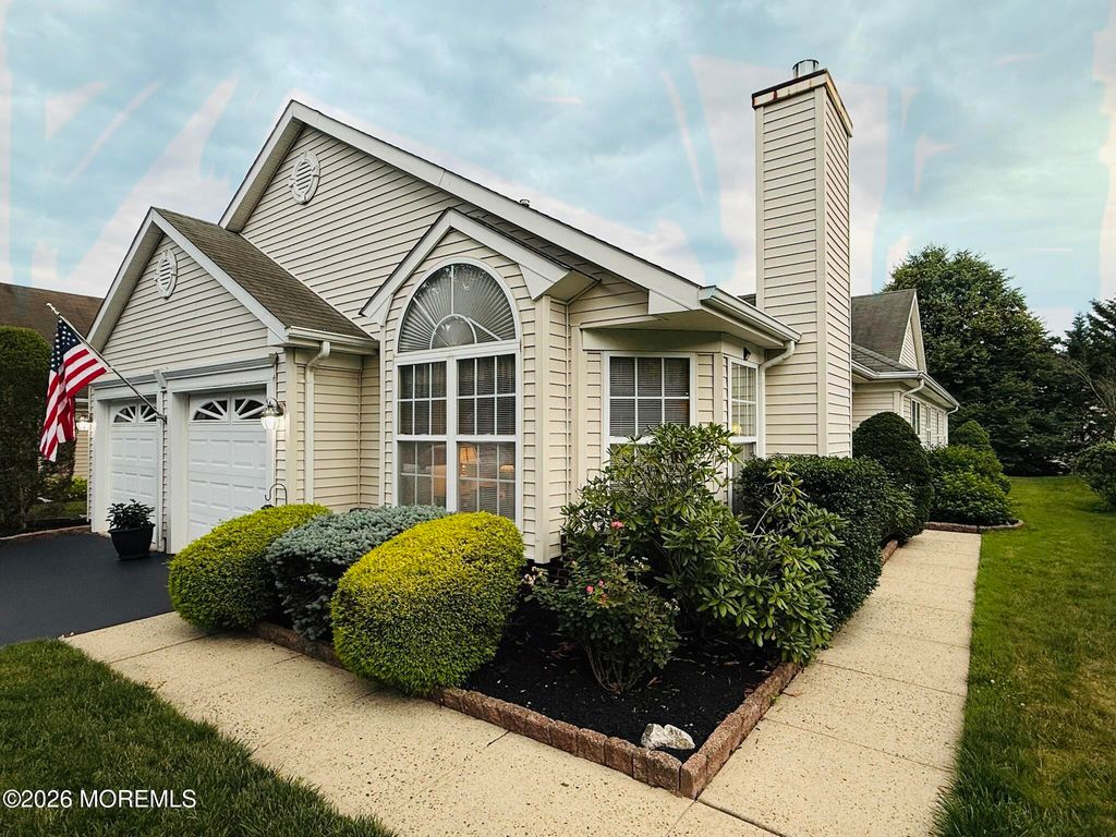 18 Skyline Drive, Lakewood, NJ 08701