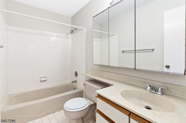 9 Sentinel Ct E, Chatham Twp., NJ 07928