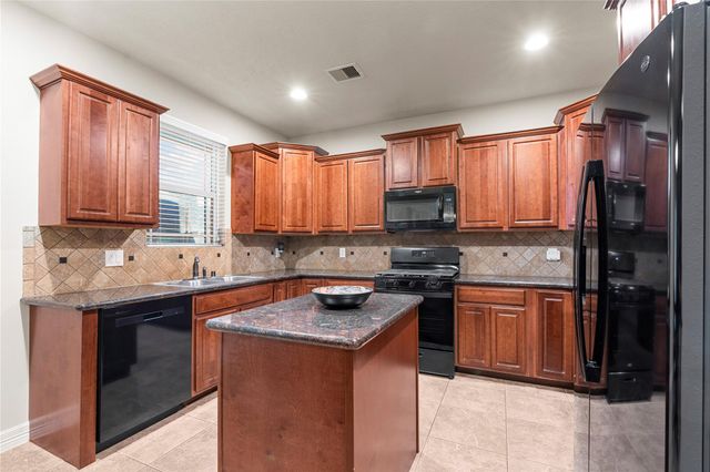 9414 Trinidad Drive, Mont Belvieu, TX 77523