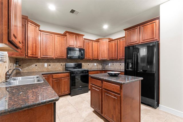 9414 Trinidad Drive, Mont Belvieu, TX 77523