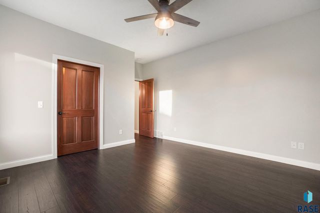 2405 E Yorkshire St Street, Sioux Falls, SD 57108