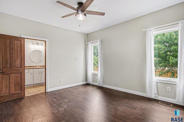 2405 E Yorkshire St Street, Sioux Falls, SD 57108