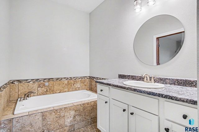 2405 E Yorkshire St Street, Sioux Falls, SD 57108