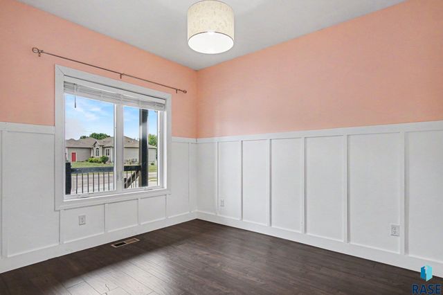 2405 E Yorkshire St Street, Sioux Falls, SD 57108