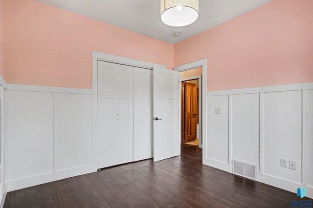 2405 E Yorkshire St Street, Sioux Falls, SD 57108