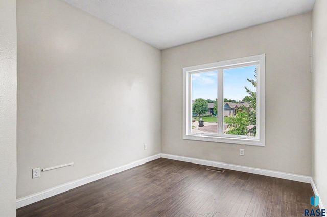 2405 E Yorkshire St Street, Sioux Falls, SD 57108