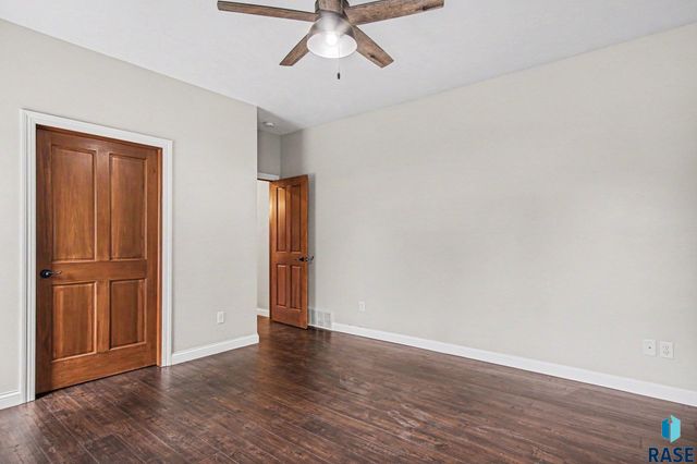 2405 E Yorkshire St Street, Sioux Falls, SD 57108