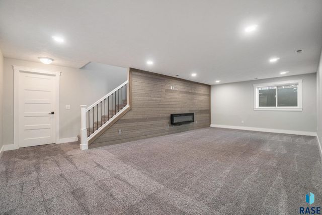 2405 E Yorkshire St Street, Sioux Falls, SD 57108