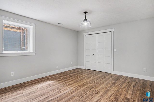 2405 E Yorkshire St Street, Sioux Falls, SD 57108