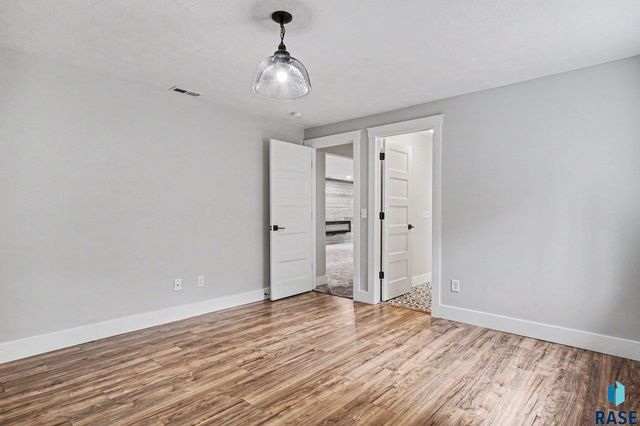 2405 E Yorkshire St Street, Sioux Falls, SD 57108