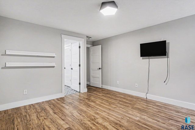 2405 E Yorkshire St Street, Sioux Falls, SD 57108
