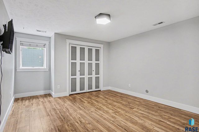 2405 E Yorkshire St Street, Sioux Falls, SD 57108