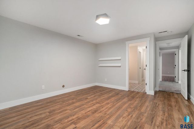 2405 E Yorkshire St Street, Sioux Falls, SD 57108