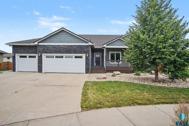2405 E Yorkshire St Street, Sioux Falls, SD 57108