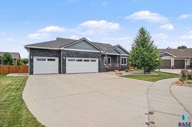 2405 E Yorkshire St Street, Sioux Falls, SD 57108