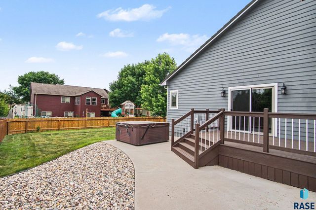 2405 E Yorkshire St Street, Sioux Falls, SD 57108