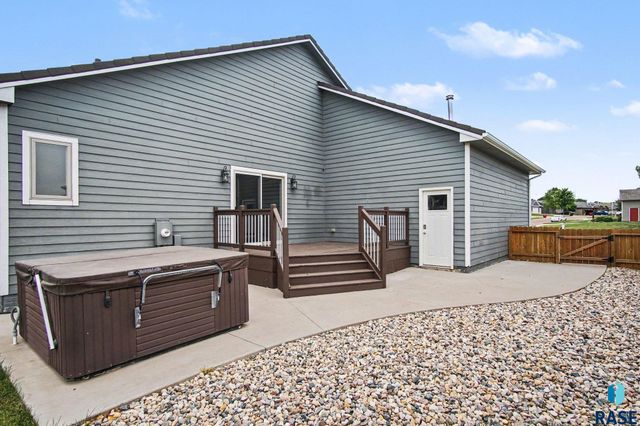 2405 E Yorkshire St Street, Sioux Falls, SD 57108