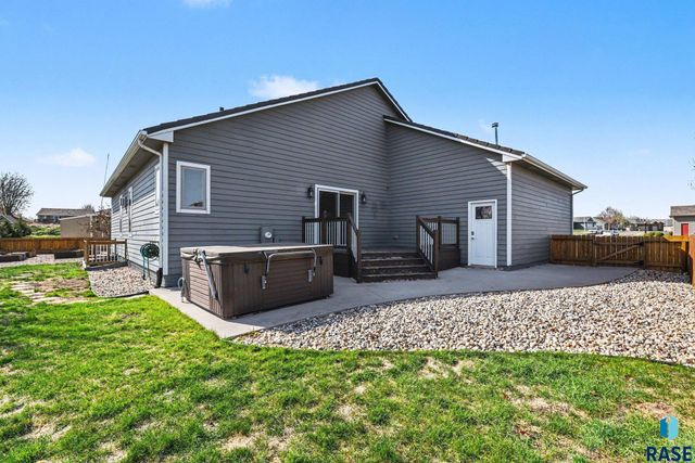 2405 E Yorkshire St Street, Sioux Falls, SD 57108