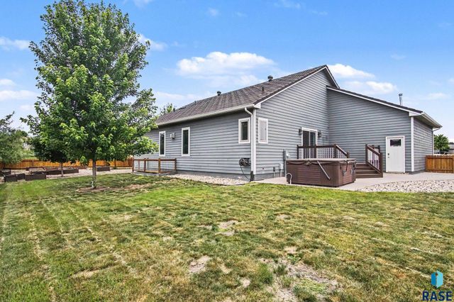 2405 E Yorkshire St Street, Sioux Falls, SD 57108