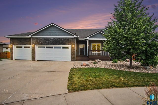 2405 E Yorkshire St Street, Sioux Falls, SD 57108